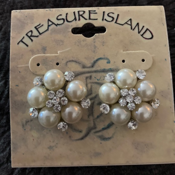 🆕 “AUDREY HEPBURN” CLASSIC. GLASS PEARL PIERCED EARRINGS. NEW. NEVER WORN. - Picture 1 of 5